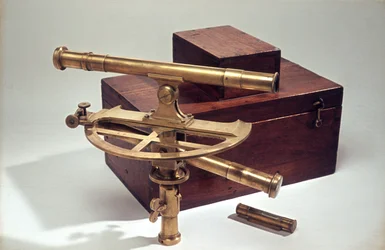 Grafometr w drewnianej kasecie, ok.1830 (mosiądz, drewno i szkło)